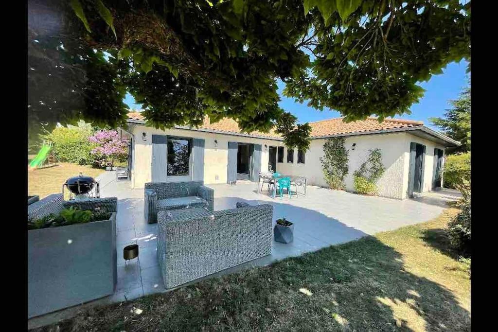 Alix Logements Chaleureux Dans Maison Avec Piscine A 35 Min De Lyon מראה חיצוני תמונה